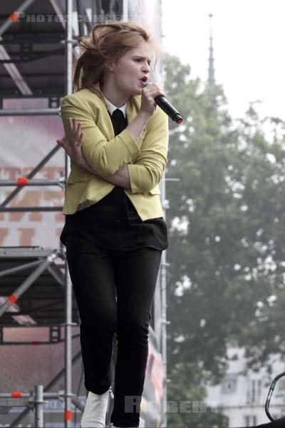 CHRISTINE AND THE QUEENS - 2012-07-20 - PARIS - Parvis de l'Hotel de Ville - 